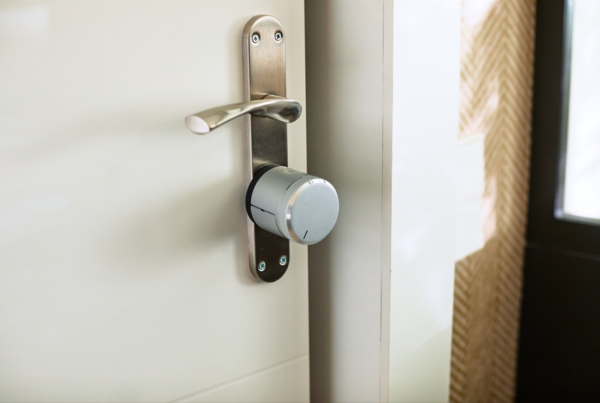 cerradura inteligente instalada en una puerta