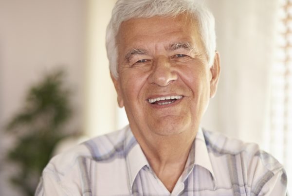 Señor mayor sonriendo