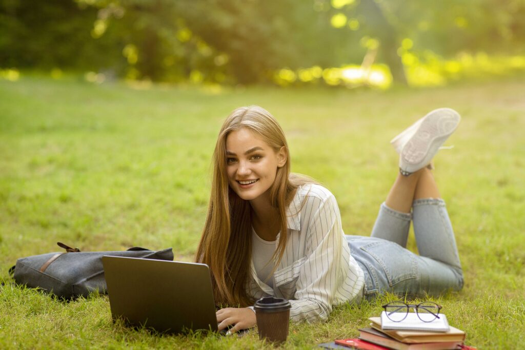 Chica estudiando al aire libre - Educación a distancia en cualquier lugar