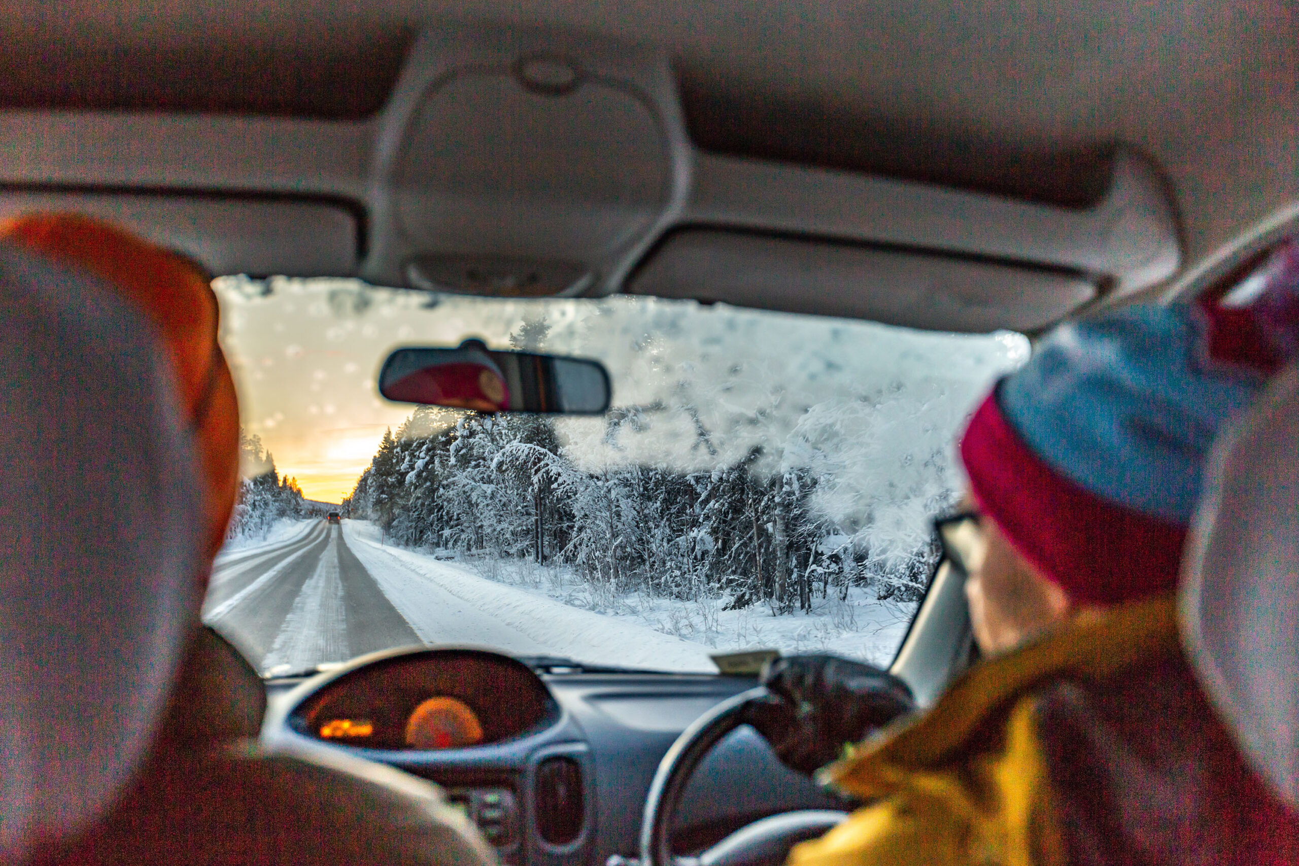 Cómo conducir con nieve en la carretera: consejos prácticos